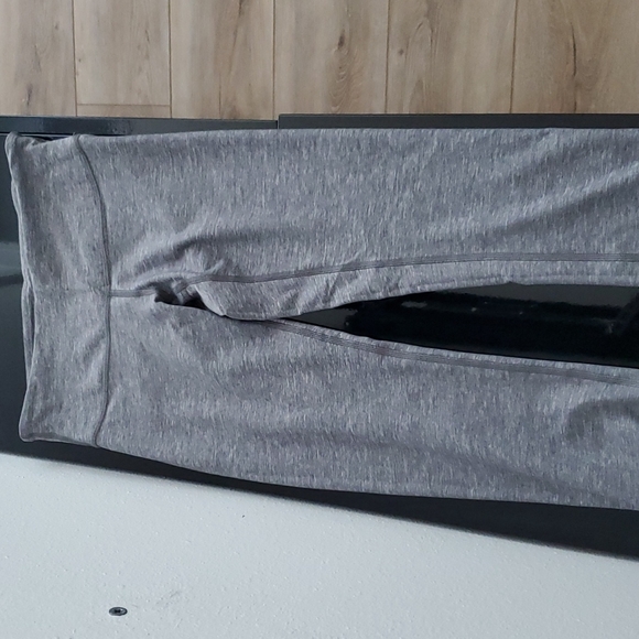 Lululemon size 4 cropped - Picture 1 of 2